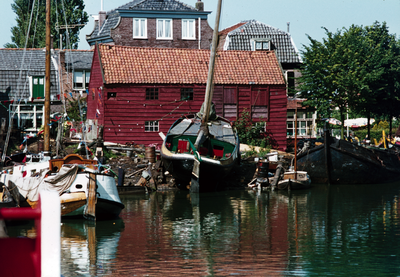 845709 Gezicht op de scheepswerf aan de Oude Haven te Spakenburg (gemeente Bunschoten).